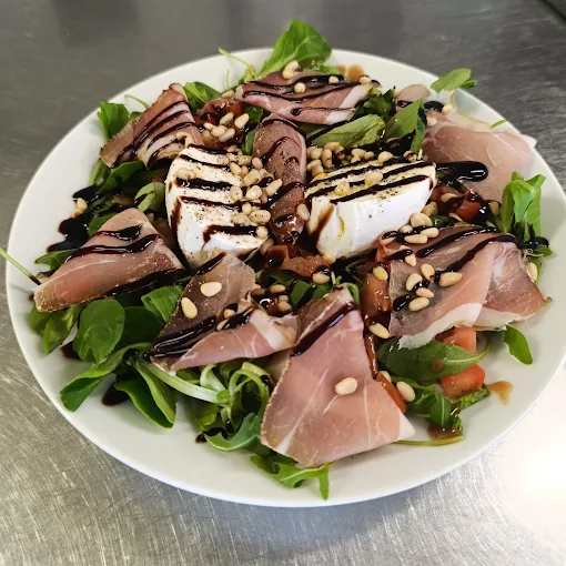 Salade mozzarella, jambon, pignons